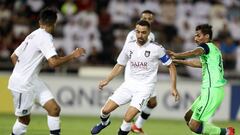 El de Terrasa afrontaba su primera temporada en el Al-Sadd de Qatar tras dejar el Barça en el verano de 2015. El canterano azulgrana jugó cuatro temporadas en el club qatarí, al que sigue vinculado como entrenador, hasta su retirada en 2019, con 39 años. Xavi había dejado la selección tras el Mundial de Brasil 2014, con 34 años.