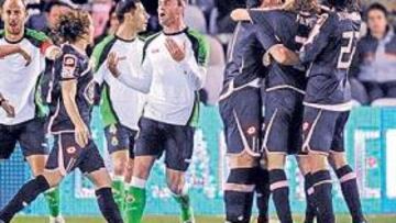 <b>EL VIGESIMOPRIMERO. </b>Colsa y Torrejón protestan a Turienzo el último gol recibido por el Racing en Liga ante el Deportivo.