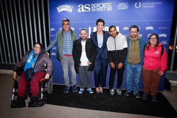 Los protagonistas de la película 'Campeones' posan junto a la Ministra Elma Saiz  en el photocall.