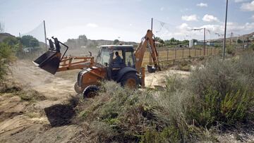 Las máquinas desbrozando la instalación.