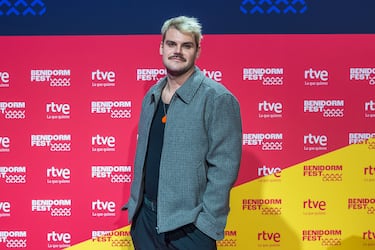 
El hispano-alemán combina electrónica elegante y sensibilidad minimalista. Su actuación gira en torno a una escenografía íntima, rodeado de semáforos lumínicos que responden a los matices de la canción.