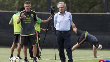 El presidente de la Federación Mexicana de Fútbol, Decio de María, defendió el proceso del seleccionador colombiano Juan Carlos Osorio.
