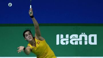 Carolina Marín devuelve el volante ante Sun Yu en el partido del Grupo B de las BWF Dubai World Superseries Finals.