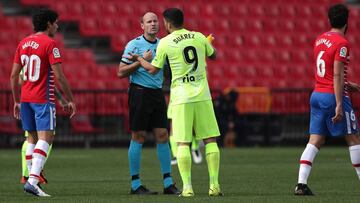 Mateu Lahoz dialoga con Luis Su&aacute;rez.