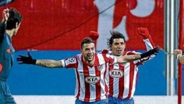 <b>ABRIÓ EL MARCADOR. </b>Simao celebra junto a Agüero y Forlán el primer gol que el Atlético marcó al PSV Eindhoven  ayer  en un Calderón vacío.