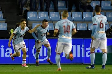 Celta Vigo's Spanish forward Iago Aspas (3R) celebrates scoring a goal during the Spanish league football match between Celta de Vigo and FC Barcelona at the Balaidos stadium in Vigo, on April 17, 2018. / AFP PHOTO / MIGUEL RIOPA