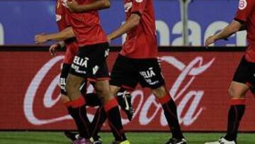 <b>EL PRIMERO. </b>Los jugadores del Mallorca celebran el decisivo y psicológico gol marcado en el último minuto del primer tiempo, en propia puerta por Marc Torrejón.