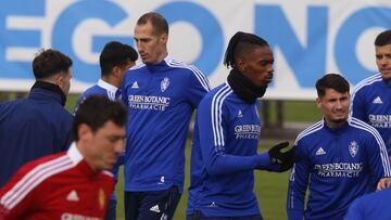 Petrovic y Jair, durante el entrenamiento de ayer en la Ciudad Deportiva.