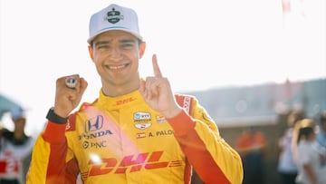 Álex Palou, con su anillo de campeón de la IndyCar 2024.