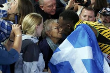 Usain Bolt besa a una señora tras ganar la carrera de relevo 4x100m masculino en los Juegos de la Commonwealth.