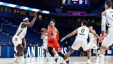 Vasilije Micic, base del Hapoel, trata de penetrar la defensa del Real Madrid en el partido de la Euroliga disputado en un Movistar Arena vacío.