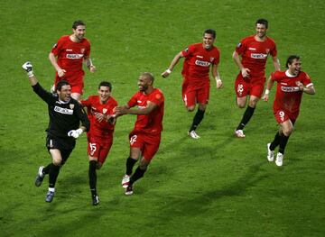 16/05/2007. Palop, héroe del partido al parar tres lanzamientos durante la tanda de penaltis de la final de la UEFA ante el Espanyol.