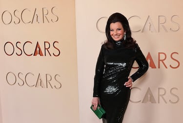 Fran Drescher posa en la alfombra roja del Dolby Theatre.