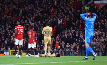 Penalti de Bruno Fernandes a Álex Balde (en la imágen tumbado en el césped. El portugués agarra al lateral de espaldas a la portería de David De Gea.