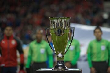 Foto de acción durante el partido Toronto (CAN) vs Chivas (MEX), Correspondiente al partido de ida de la Final de la Liga de Campeones CONCACAF Scotiabank 2018, en el Estadio BMO Field, Toronto. EN LA FOTO: TROFEO