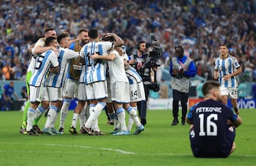 La Albiceleste celebra por todo alto la clasificación la victoria y la clasificación para la final.