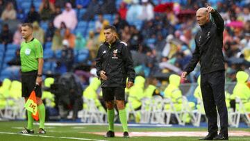 GRAF2170. MADRID, 14/09/2019.- El técnico francés del Real Madrid, Zinedine Zidane (d), da instrucciones a sus jugadores durante el partido de la cuarta jornada de Liga de Primera División disputado este sábado en el estadio Santiago Bernabéu. EFE/Rodrigo