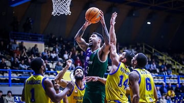 Augusto Lima, durante el Peristeri - Unicaja.