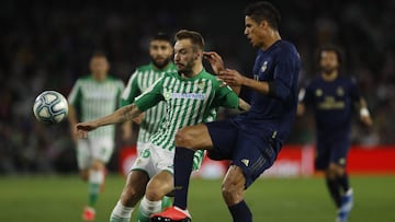 Loren, con Varane ante el Real Madrid.