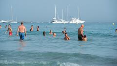 Varias personas se bañan en la playa de Ses Salines, a 11 de julio de 2023, en Ibiza, Islas Baleares (España). Los datos de la Federación Empresarial Hotelera de las Pitiusas indican que todas las zonas turísticas de la isla de Ibiza registraron grandes caídas de ocupación. Ibiza ha cerrado junio con una ocupación turística del 82,36 %, lo que supone un descenso del 4,5 % respecto al mismo periodo del año anterior, puesto que en junio de 2022 se registró una ocupación hotelera del 86,22 %.
11 JULIO 2023
Germán Lama / Europa Press
11/07/2023