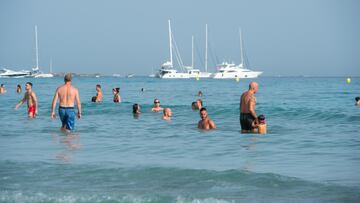 Varias personas se bañan en la playa de Ses Salines, a 11 de julio de 2023, en Ibiza, Islas Baleares (España). Los datos de la Federación Empresarial Hotelera de las Pitiusas indican que todas las zonas turísticas de la isla de Ibiza registraron grandes caídas de ocupación. Ibiza ha cerrado junio con una ocupación turística del 82,36 %, lo que supone un descenso del 4,5 % respecto al mismo periodo del año anterior, puesto que en junio de 2022 se registró una ocupación hotelera del 86,22 %.
11 JULIO 2023
Germán Lama / Europa Press
11/07/2023