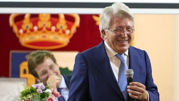 Enrique Cerezo, presidente del Atl&eacute;tico de Madrid, tras recoger el premio del V torneo de f&uacute;tbol de Alalpardo, en el que el equipo rojiblanco participa en categor&iacute;a cadete.