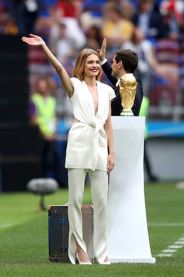 Natalia Vodianova con la Copa del Mundo.