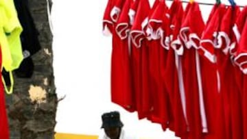 <b>A LA VIEJA USANZA. </b>Xena escurre una camiseta antes de colgarla en la cuerda junto al resto.