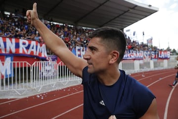 El volante se retiró en Universidad de Chile luego de una exitosa carrera en Europa. Su último partido lo jugó en el estadio La Granja de Curicó. 