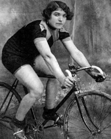 En 1924, en una época en la que no estaba bien visto que una mujer compitiera, Alfonsina Morini, que había corrido el Giro de Lombardía en 1917 y 1918, se inscribió en la 12ª edición del Giro. En la octava etapa fue descalificada por llegar fuera de tiempo, aunque se especuló que la organización lo decidió ante las críticas por su participación. Le permitieron seguir en carrera pero sin tiempo y llegó al final en Milán, donde fue recibida como una auténtica heroína. Hasta 1988 no se creó el Giro de Italia Femenino.