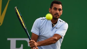 Nick Kyrgios devuelve una bola ante Steve Johnson en el Shanghai Masters.