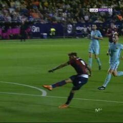 El Levante pidió un posible penalti por mano de Piqué
