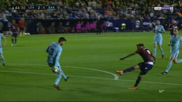 El Levante pidió un posible penalti por mano de Piqué