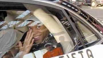 <b>YA ES UN ÍDOLO. </b>Baptista llegó a la estación del AVE y vio cómo varios aficionados llevaban camisetas del Real Madrid con su nombre a la espalda.