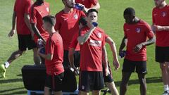 Los jugadores del Atl&eacute;tico durante el entrenamiento. 