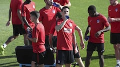 Los jugadores del Atl&eacute;tico durante el entrenamiento. 