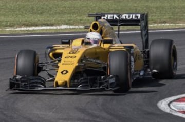 Kevin Magnussen rueda en el circuito de Sepang.