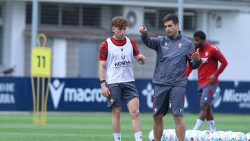 Víctor Muñoz atiende las explicaciones de Lisci durante un entrenamiento.