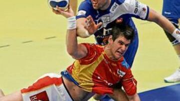 <b>ADIÓS. </b>Julen Aguinagalde intenta tirar ante el islandés Jakobsson.