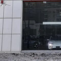 Un coche del concesionario del edificio de Campanar sigue con las luces encendidas