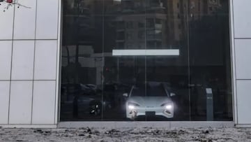 Imagen del concesionario de veh¨ªculos el¨¦ctricos BYD, ubicado bajo el edificio incendiado en el barrio de Campanar en Valencia. EFE.