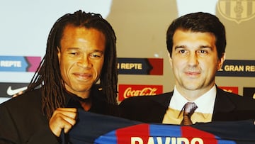 Barcelona's new Dutch player Edgar Davids (L) and president Joan Laporta hold up Davids new soccer shirt during his presentation at Barcelona's Nou Camp stadium, January 12, 2004. Davids has signed on loan from Italian league club Juventus. REUTERS/Gustau Nacarino