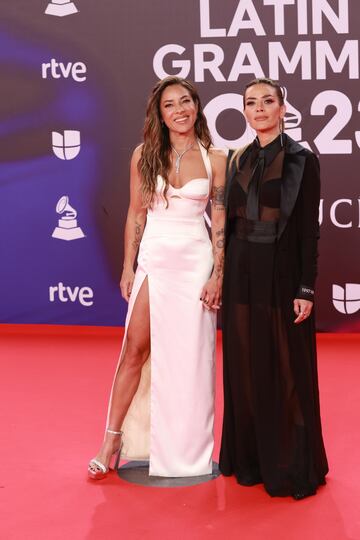 La cantante Kany García y su pareja Jocelyn Trochez posan durante el photocall previo a la gala de entrega de los Latin Grammy 2023.