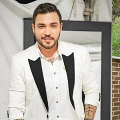 Jessi Uribe y Paola Jara se besan en público