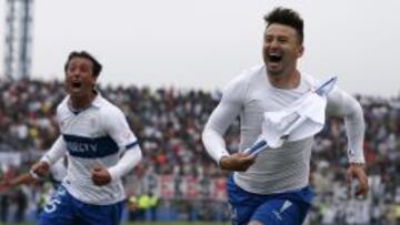 El jugador de Universidad Cat&oacute;lica, Roberto Gutierrez, derecha, celebra su gol contra Colo Colo.