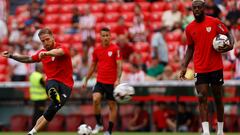 BILBAO, 15/08/2022.- Los delanteros del Athletic de Bilbao, Iker Muniain (i) e Iñaki Williams (d), calientan antes del partido ante el Mallorca correspondiente a la primera jornada de LaLiga Santander que se celebra este lunes en el estadio San Mamés, en Bilbao. EFE/ Miguel Toña
