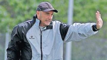 <b>TRABAJADOR. </b>Josu Uribe aplazó ayer el descanso semanal de la plantilla.