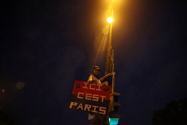 Los seguidores del PSG se congregaron en masa en el centro de París tras la victoria por 5-0 ante el Inter. Las celebraciones incluyeron fuegos, bengalas y banderas.