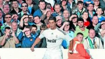 <b>CENTRO DE ATENCIÓN. </b>Hasta tres jugadores del Shamrock vigilaban a Cristiano en esta jugada. En la grada, los aficionados no quitaron ojo al portugués.