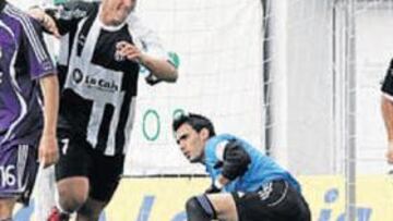 <b>PAREJA LETAL. </b>Xisco y Mirosavljevic celebran el primer gol del Castilla ante S. Sánchez y Codina.